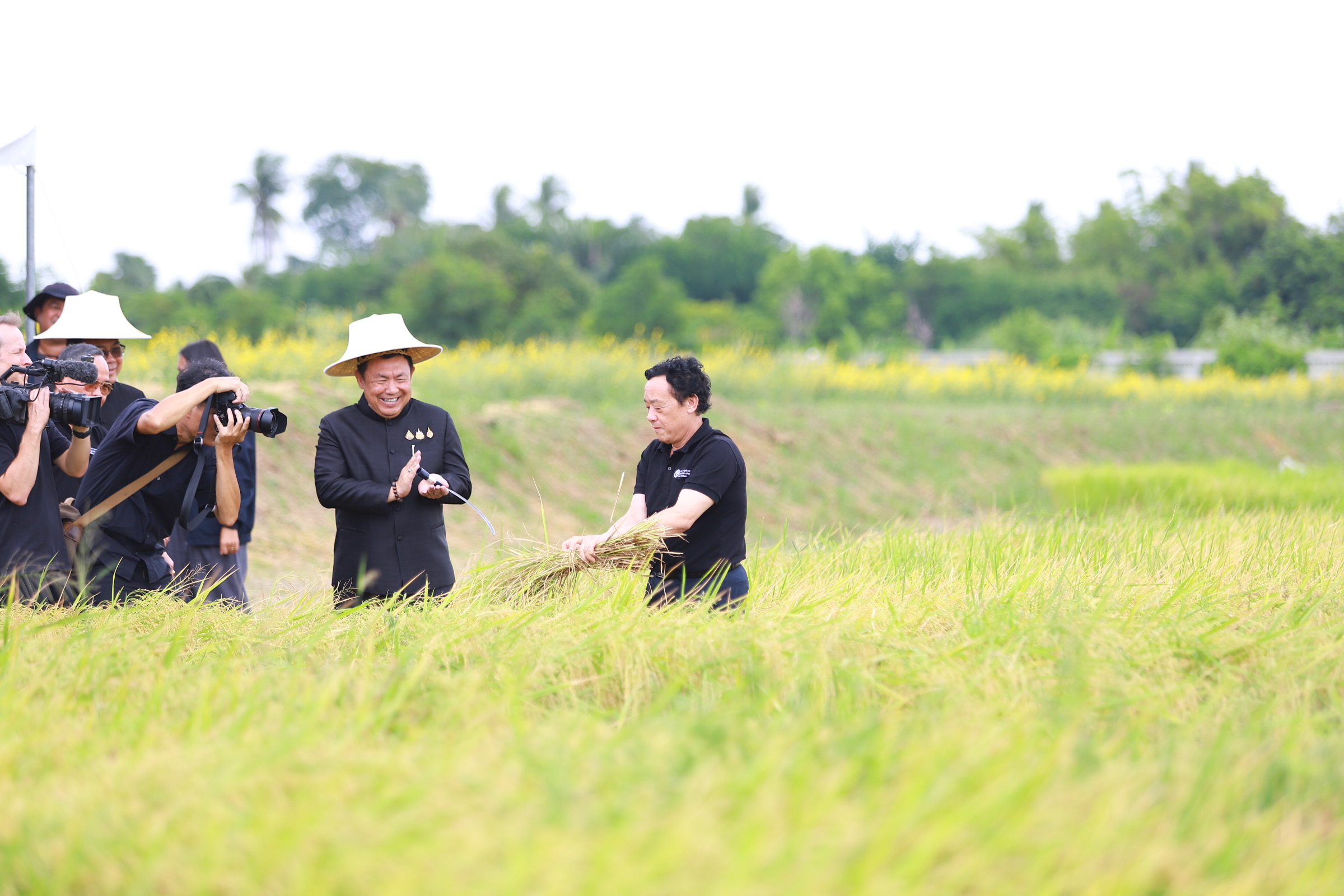 title - ส.ป.ก. เปิดศูนย์ส่งเสริมและพัฒนาอาชีพเสริมนอกภาคเกษตร ต้อนรับผู้อำนวยการใหญ่ FAO แสดงผลงานด้านศิลปวัฒนธรรม